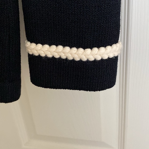 *NWT* Classy ST JOHN COLLECTION Black White Knit Top w Flower Pin Size L - Picture 4 of 6